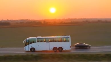Image of coach on Lincolnshire road